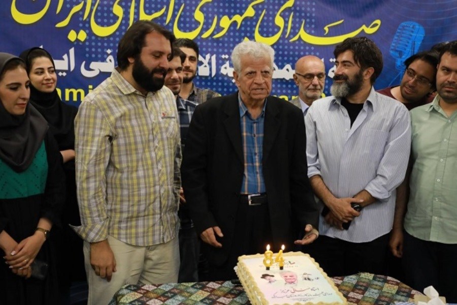 برگزاری بزرگداشت اکبر منانی در جمع رادیویی