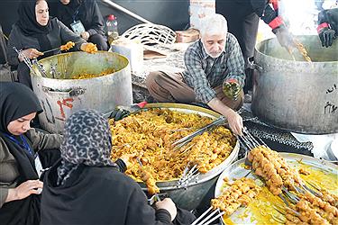 تصویر موج گسترده خدمت‌رسانی آبشار عاطفه ها به زائران در نیمه شعبان